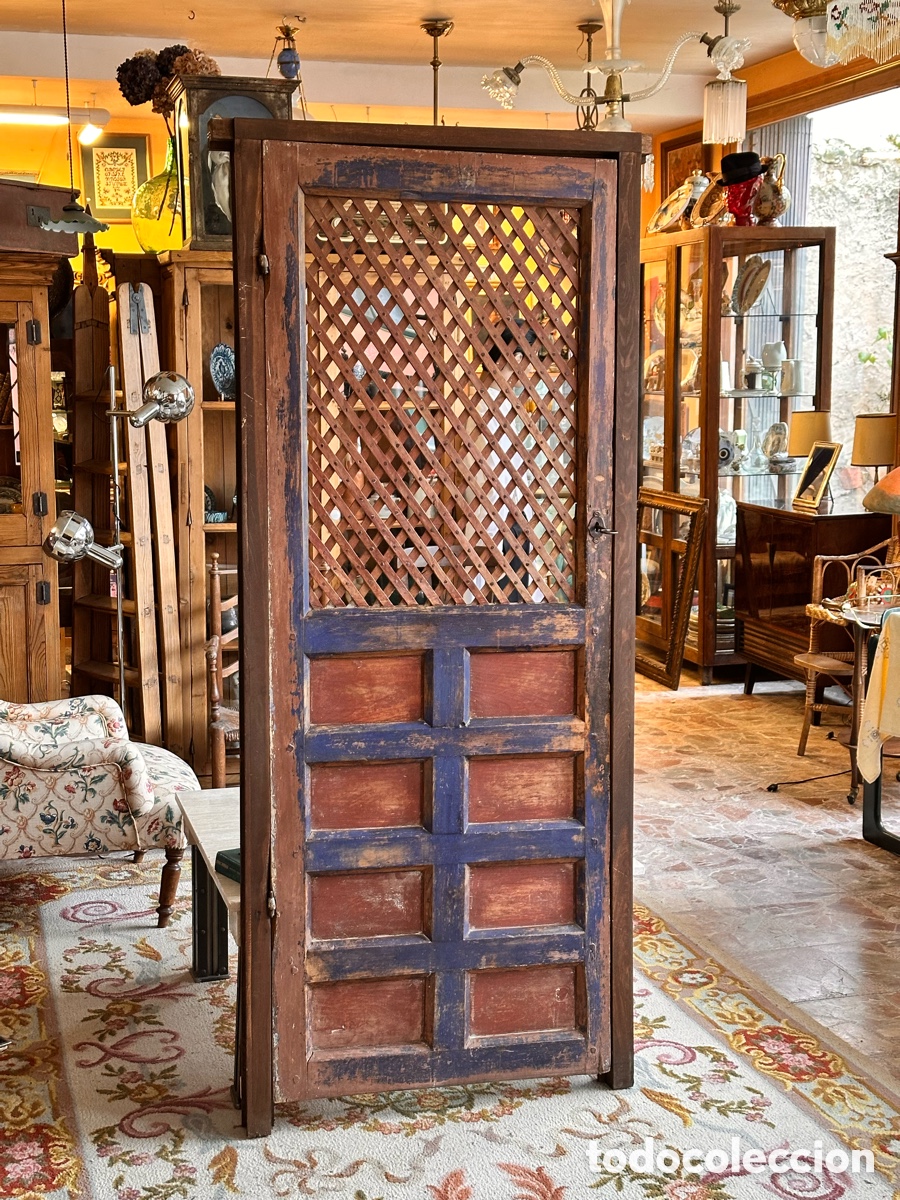 Antig&uuml;edades: Puerta antigua de sacrist&iacute;a con celos&iacute;a, s.XVIII. Madera policromada forja original.