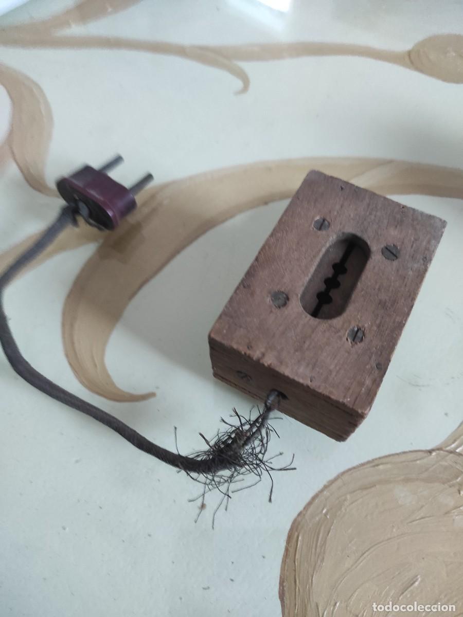 Antig&uuml;edades: Caja de empalme de madera con enchufe - Foto 1