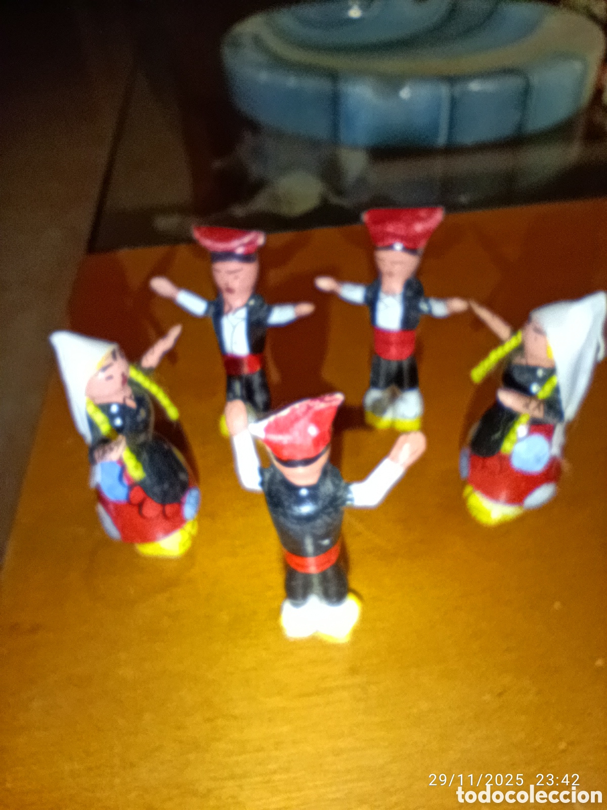 Antiquit&eacute;s: Miniaturas Pagesos Catalanes bailando, madera,pintados a mano