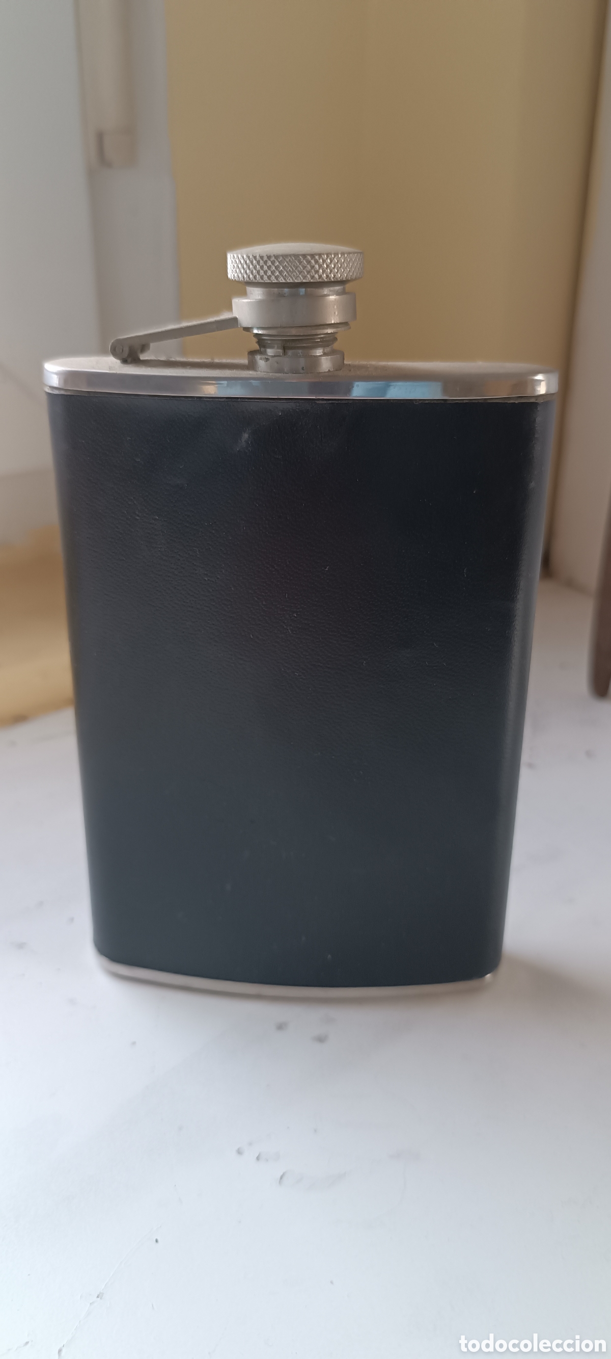 Antiquit&eacute;s: Petaca antigua de color negro