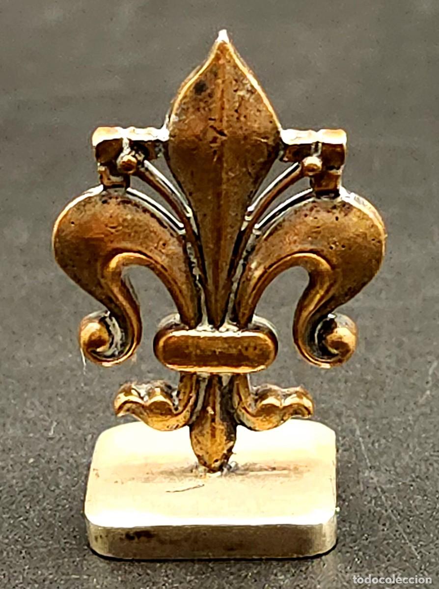 Antiquit&eacute;s: Timbro in bronzo dorato raffigurante il &ldquo;giglio francese&rdquo;