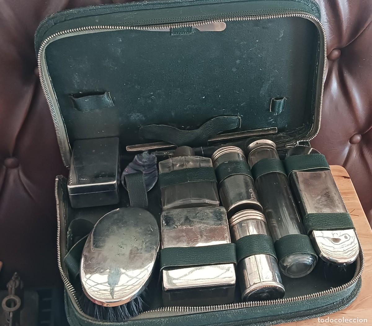 Antiquit&eacute;s: Estojo de toalete de viagem antigo, tamb&eacute;m conhecido como n&eacute;cessaire.