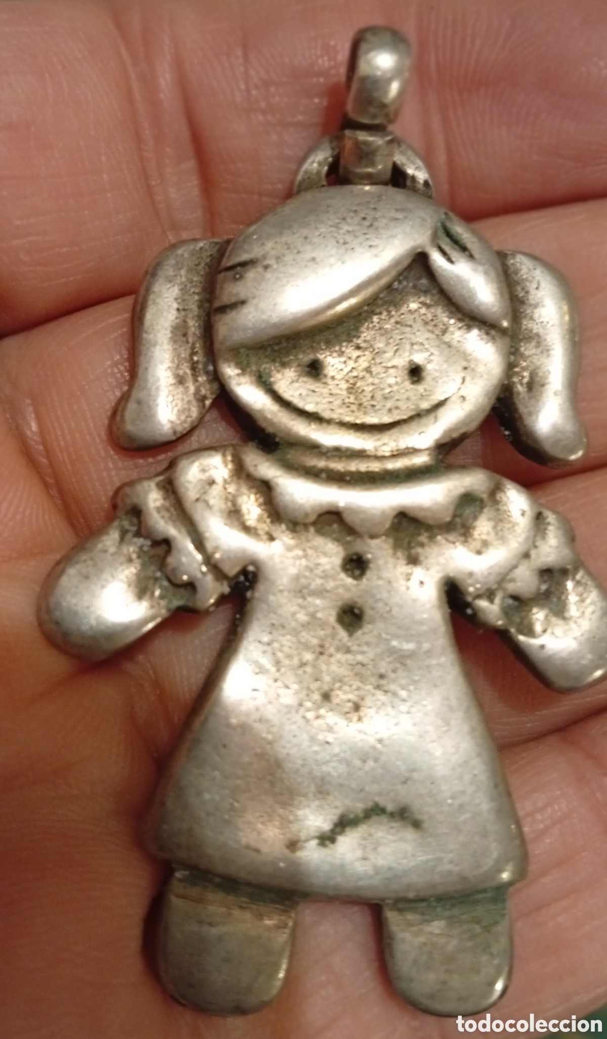 Antiques: Bonito antiguo colgante ni&ntilde;a metal plateado