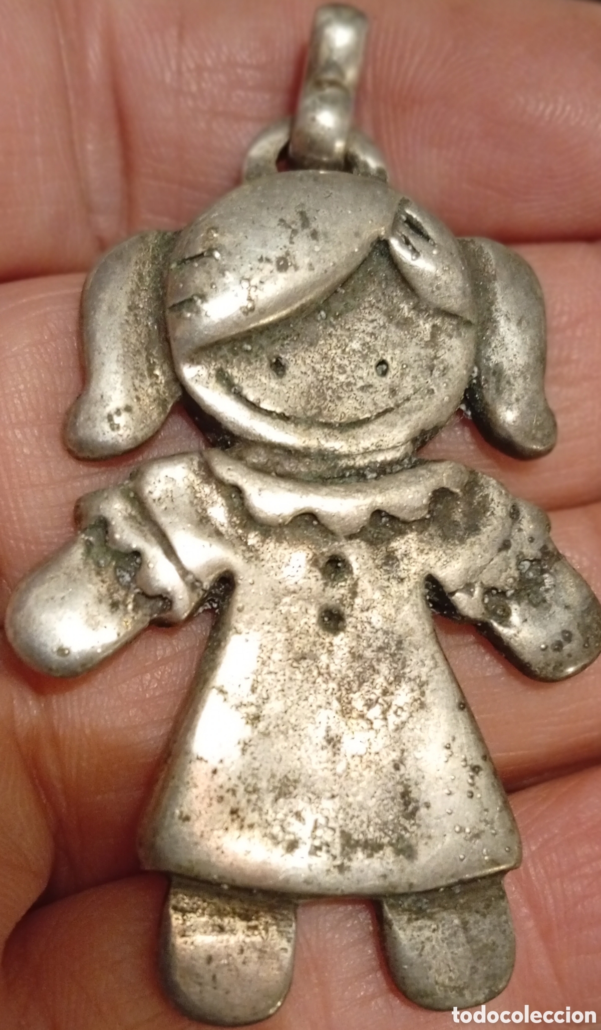 Antiquit&eacute;s: Antiguo bonito colgante ni&ntilde;a metal plateado
