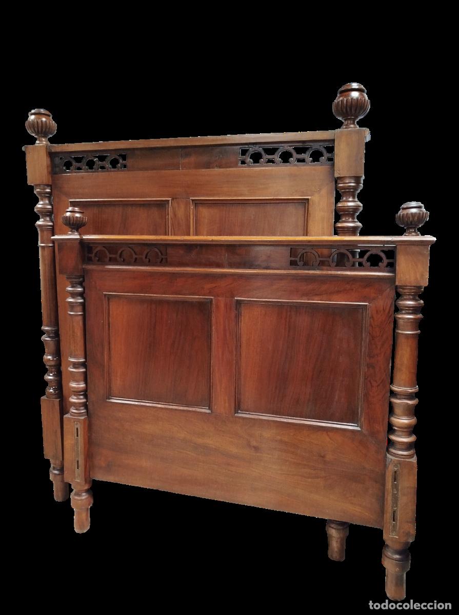 Antig&uuml;edades: CAMA DE MADERA DE NOGAL ESTILO LUIS XV - Foto 1