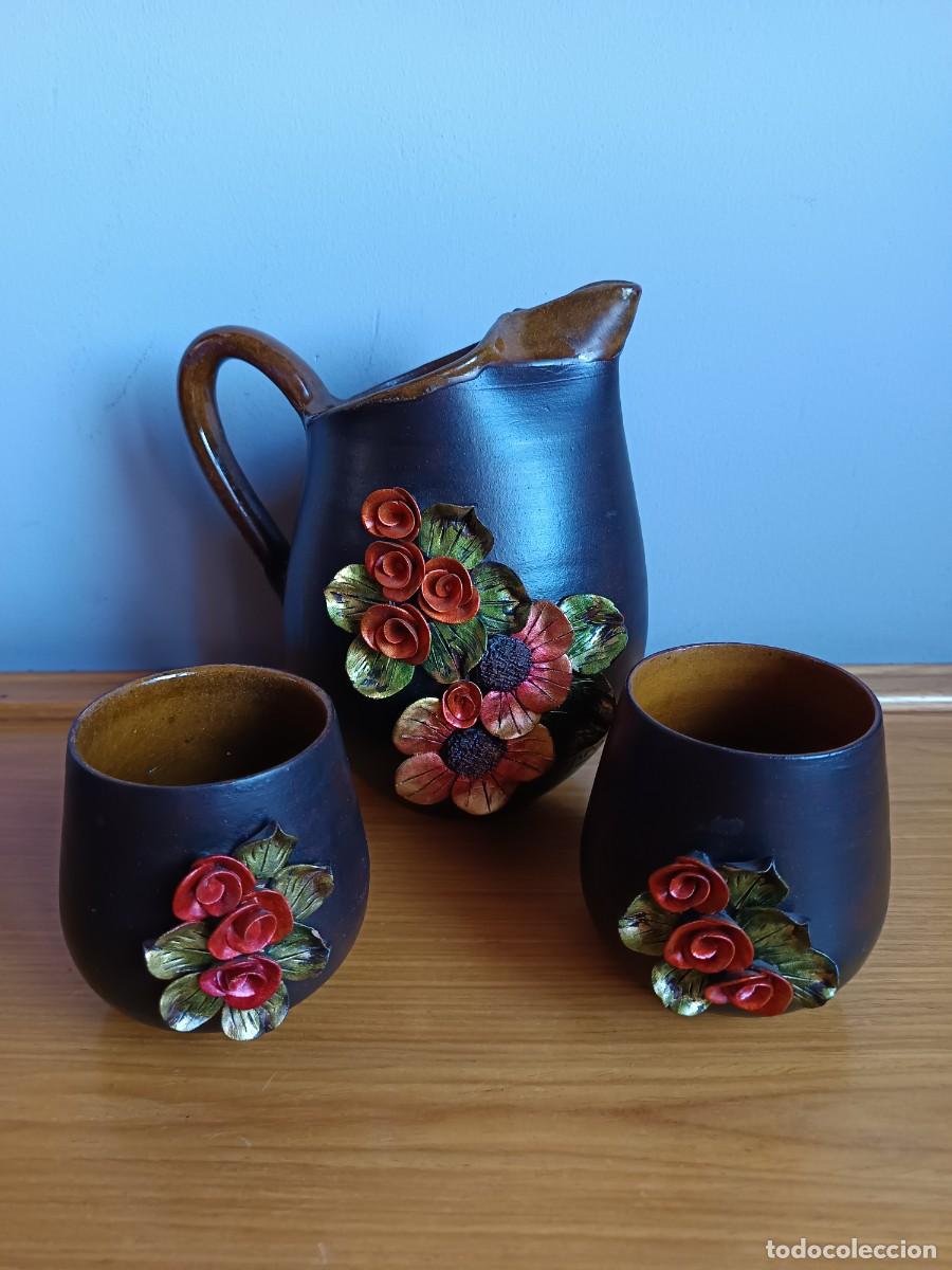 Antiguidades: Jarra cer&aacute;mica vintage con 2 vasos &ndash; Decoraci&oacute;n floral en relieve