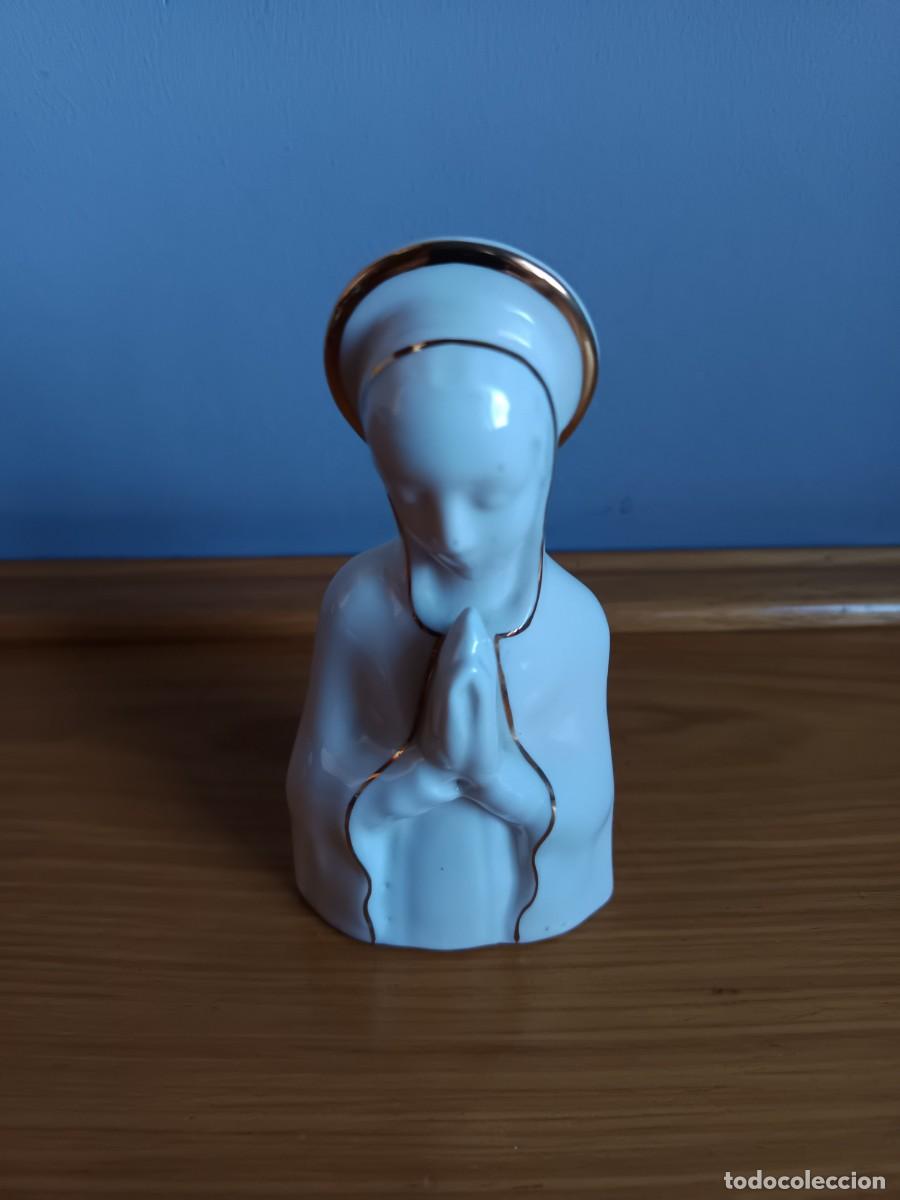 Antiguidades: Figura religiosa de porcelana blanca con detalles dorados &ndash; Firmada &ldquo;Yger&rdquo; &ndash; N&ordm; 812