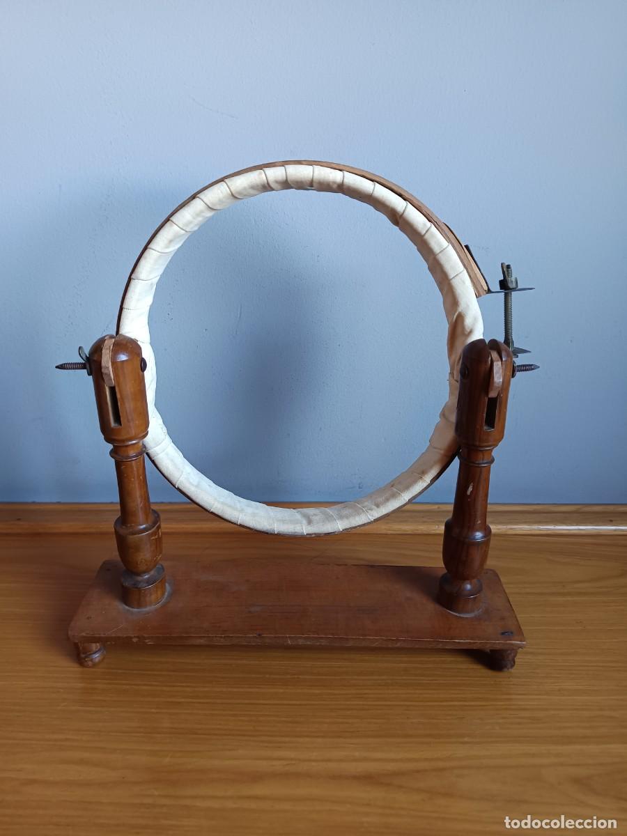 Antig&uuml;edades: Bastidor antiguo de bordado con base de madera &ndash; Pie giratorio
