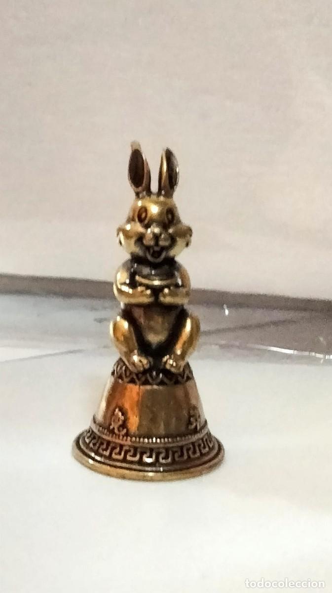 Antig&uuml;edades: peque&ntilde;a campana de bronce en forma de conejo - Foto 1