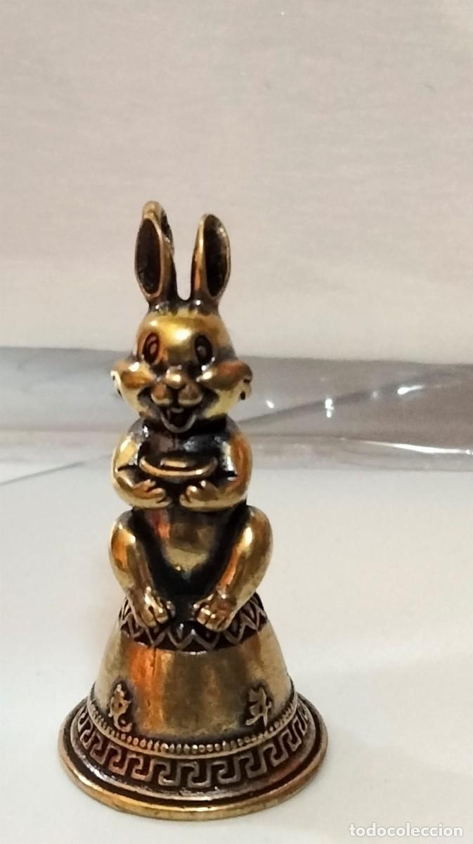 Antig&uuml;edades: peque&ntilde;a campana de bronce en forma de conejo - Foto 2