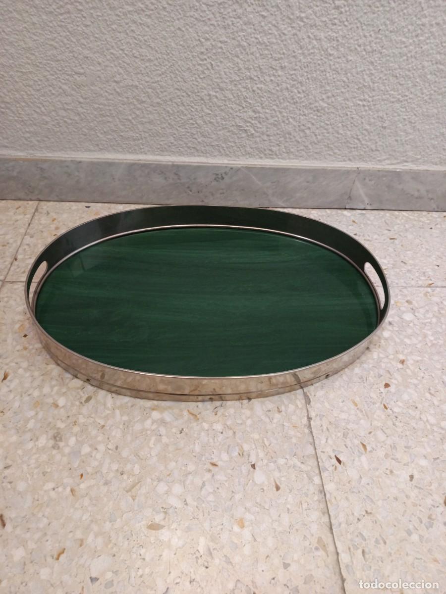 Antig&uuml;edades: Bandeja oval vintage met&aacute;lica con base verde efecto m&aacute;rmol