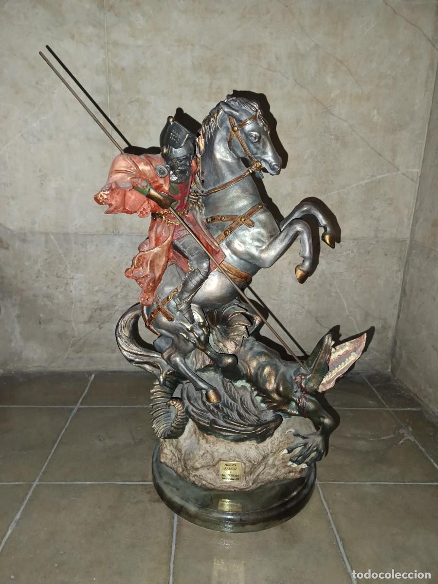 Antig&uuml;edades: San Jorge a caballo venciendo al drag&oacute;n &ndash; Gran figura decorativa vintage
