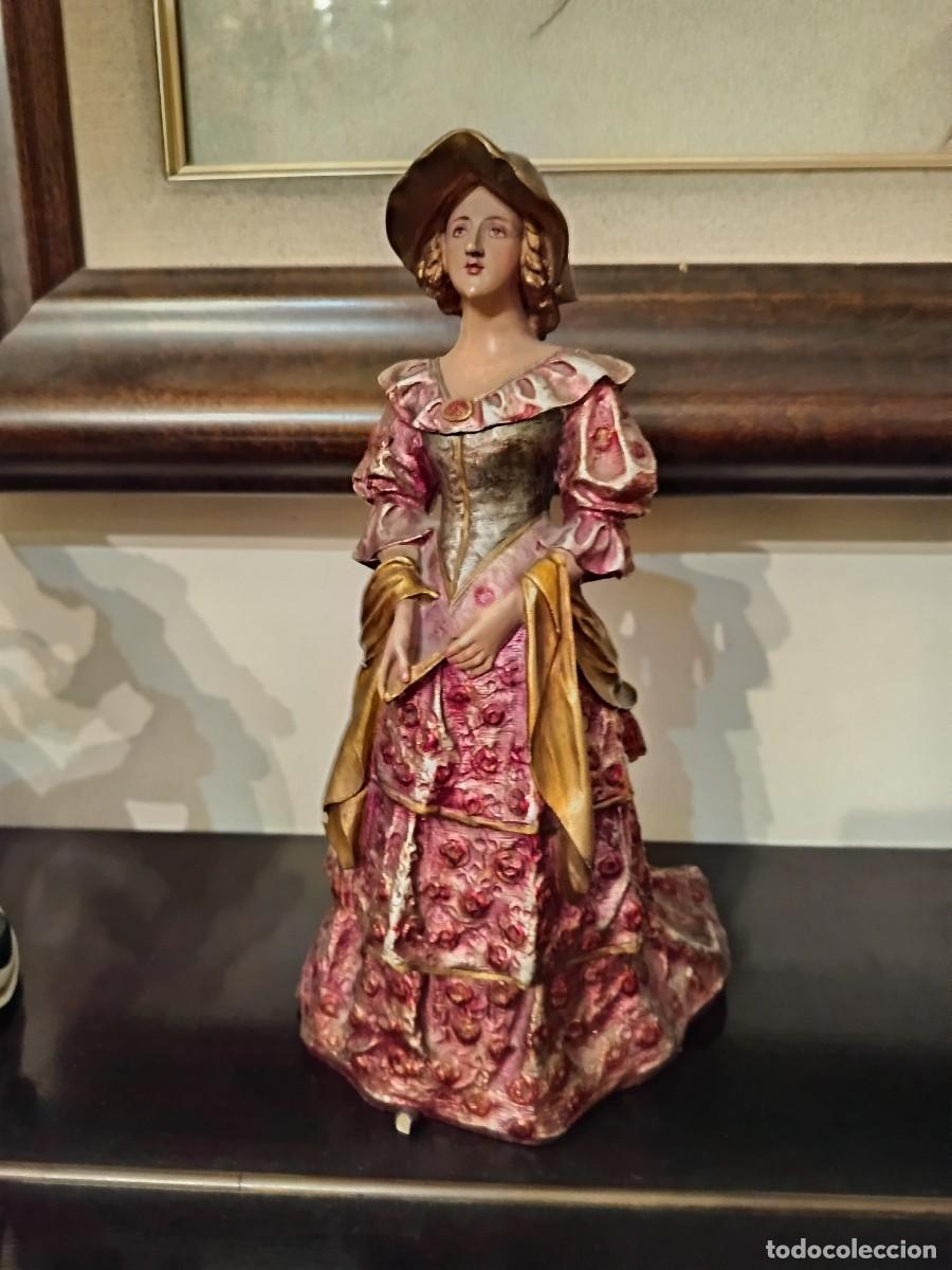 Antig&uuml;edades: Dama antigua en resina pintada a mano &ndash; Estilo rom&aacute;ntico (a&ntilde;os 70-80)