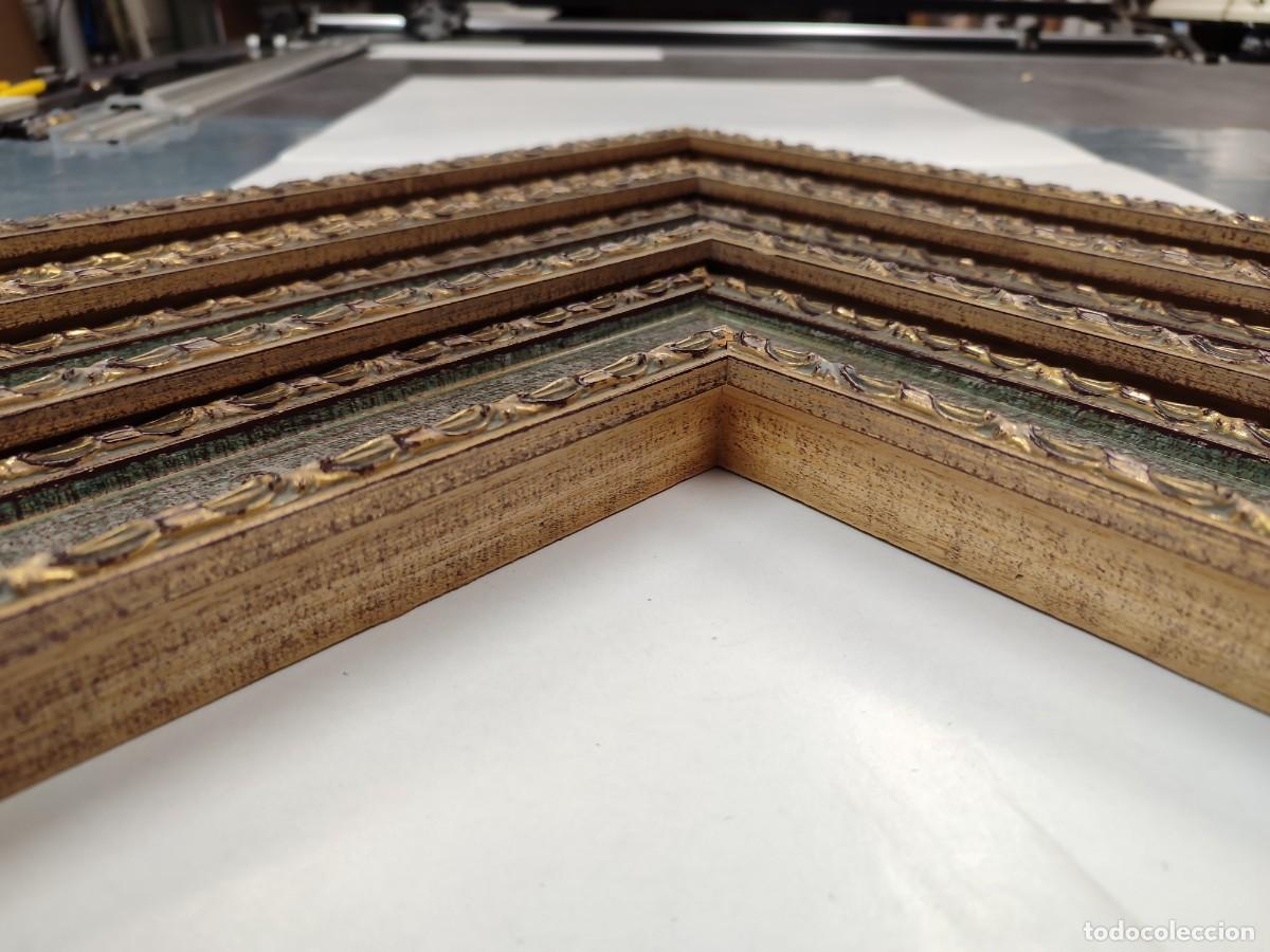 Antig&uuml;edades: Moldura de madera verdosa y oro con greca. - Foto 3