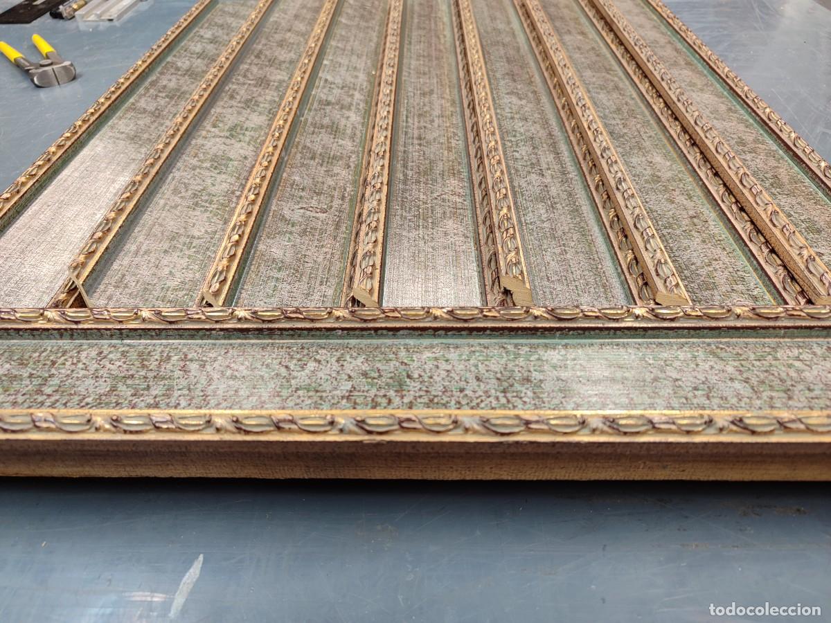 Antig&uuml;edades: Moldura de madera verdosa y oro con greca. - Foto 4