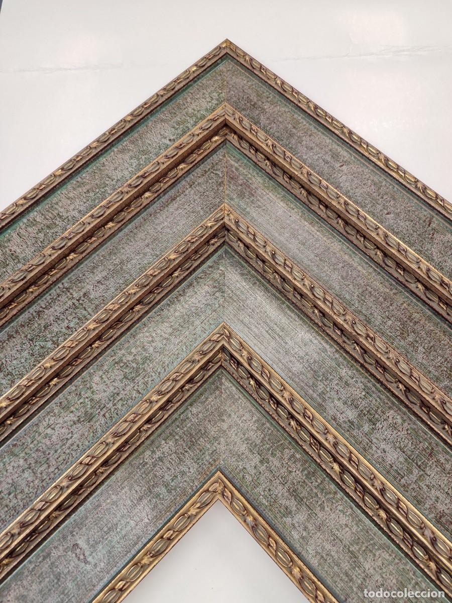 Antig&uuml;edades: Moldura de madera verdosa y oro con greca. - Foto 1
