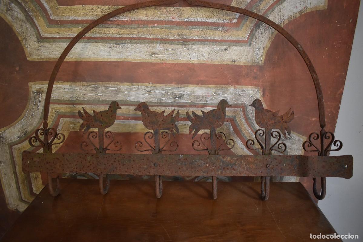 Antig&uuml;edades: Graciosa percha de hierro con pajaritos - Foto 5