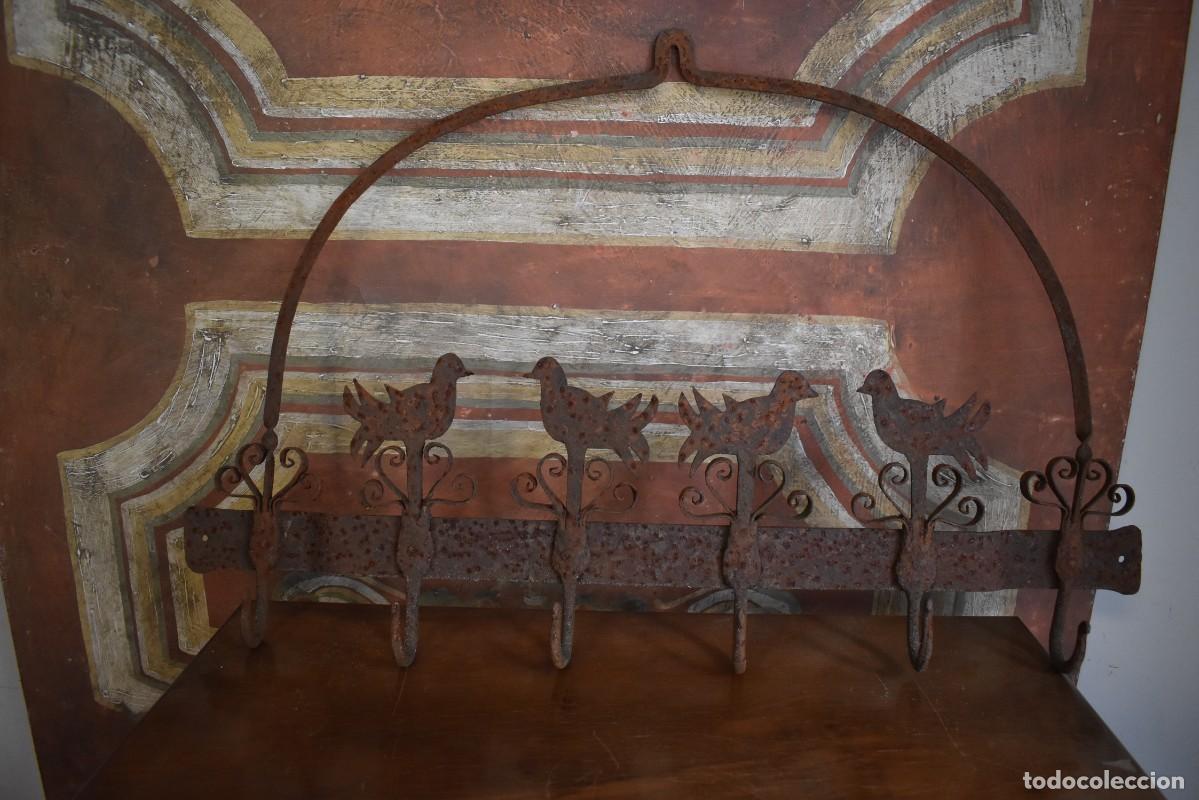 Antig&uuml;edades: Graciosa percha de hierro con pajaritos - Foto 6