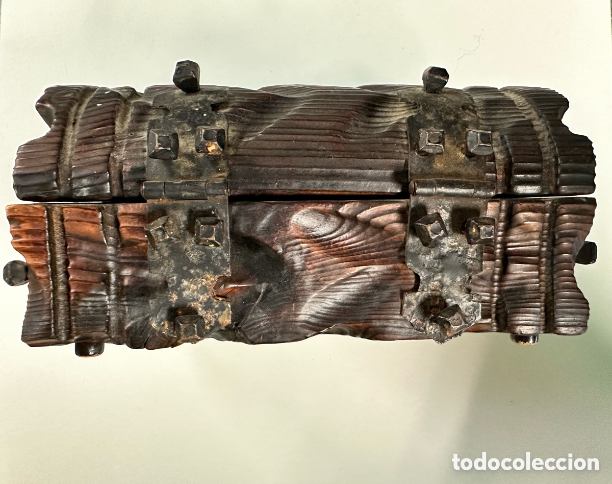 Antig&uuml;edades: Cofre de madera tallado a mano - Foto 2