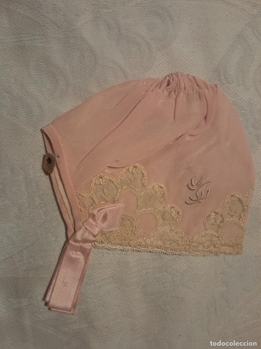 Antig&uuml;edades: Gorro antiguo de beb&eacute; rosa con lazo - Foto 1
