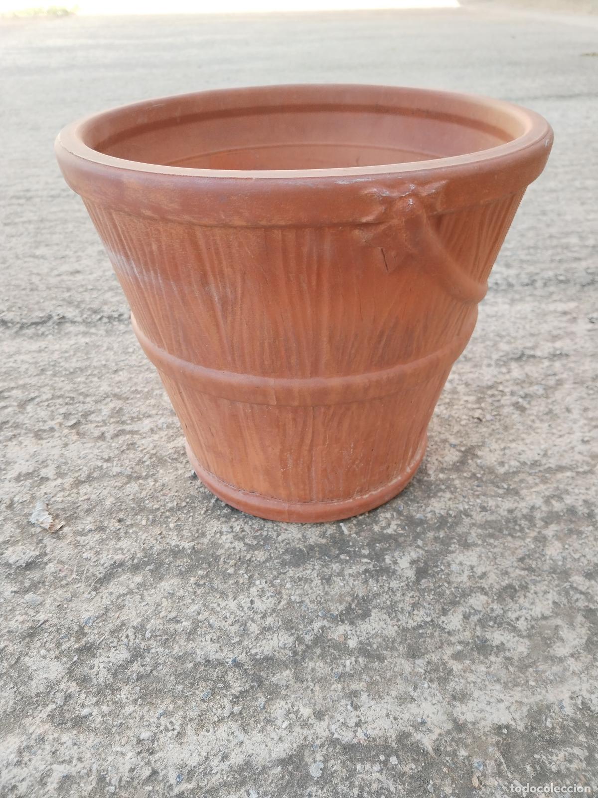 Antig&uuml;edades: macetero con relieves en terracota - Foto 1
