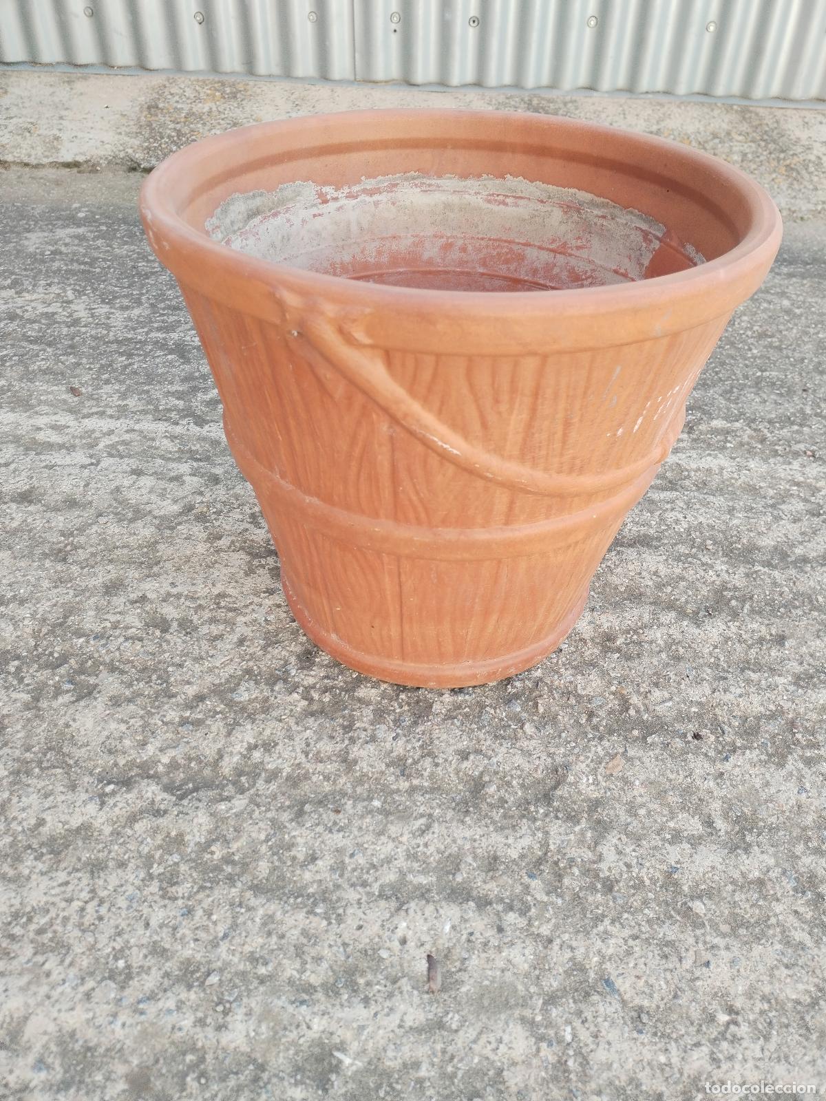 Antig&uuml;edades: macetero con relieves en terracota - Foto 1
