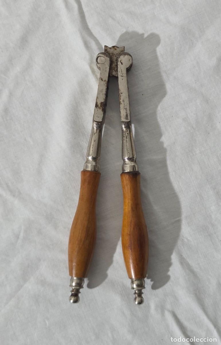 Antig&uuml;edades: Cascanueces de hierro con mango de madera - Foto 1