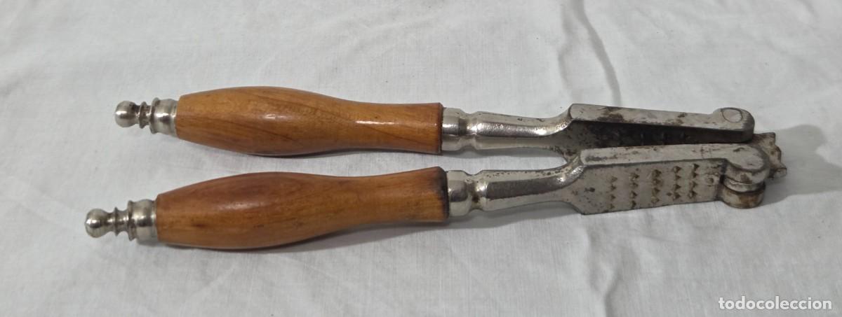 Antig&uuml;edades: Cascanueces de hierro con mango de madera - Foto 3