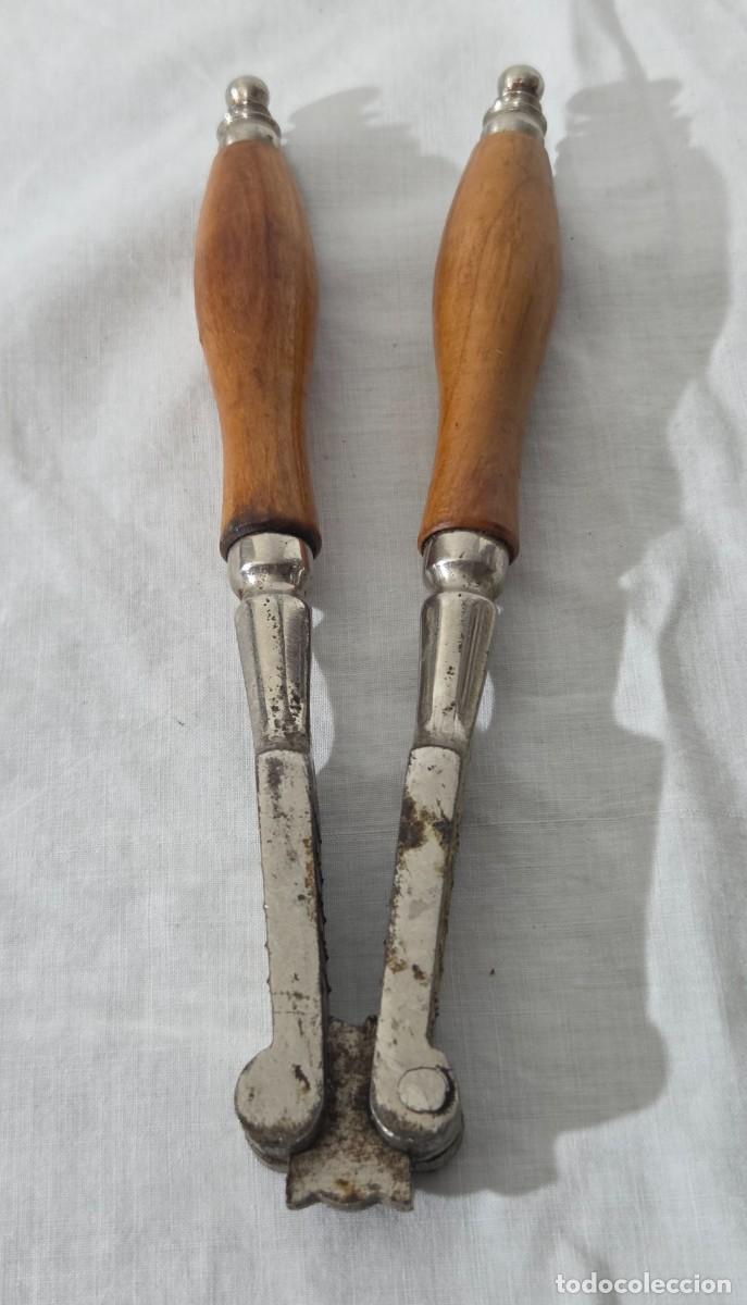 Antig&uuml;edades: Cascanueces de hierro con mango de madera - Foto 4