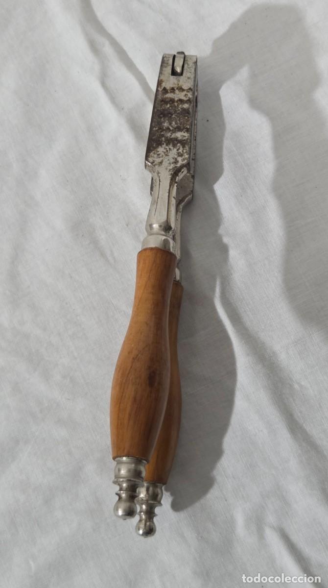Antig&uuml;edades: Cascanueces de hierro con mango de madera - Foto 10