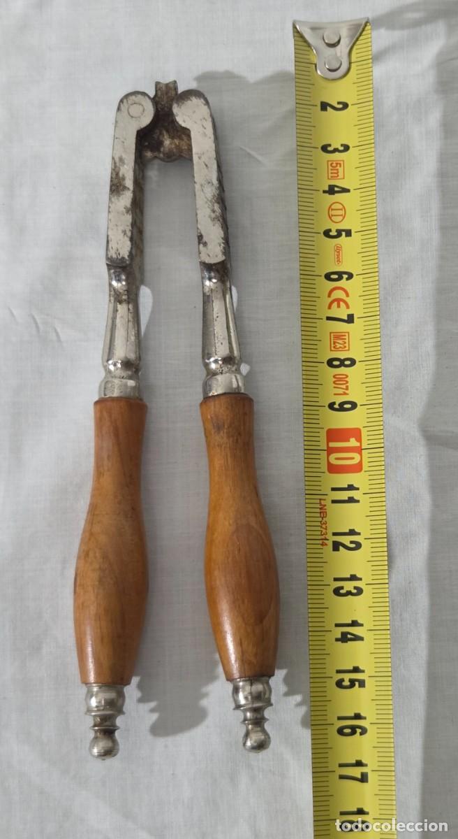 Antig&uuml;edades: Cascanueces de hierro con mango de madera - Foto 11
