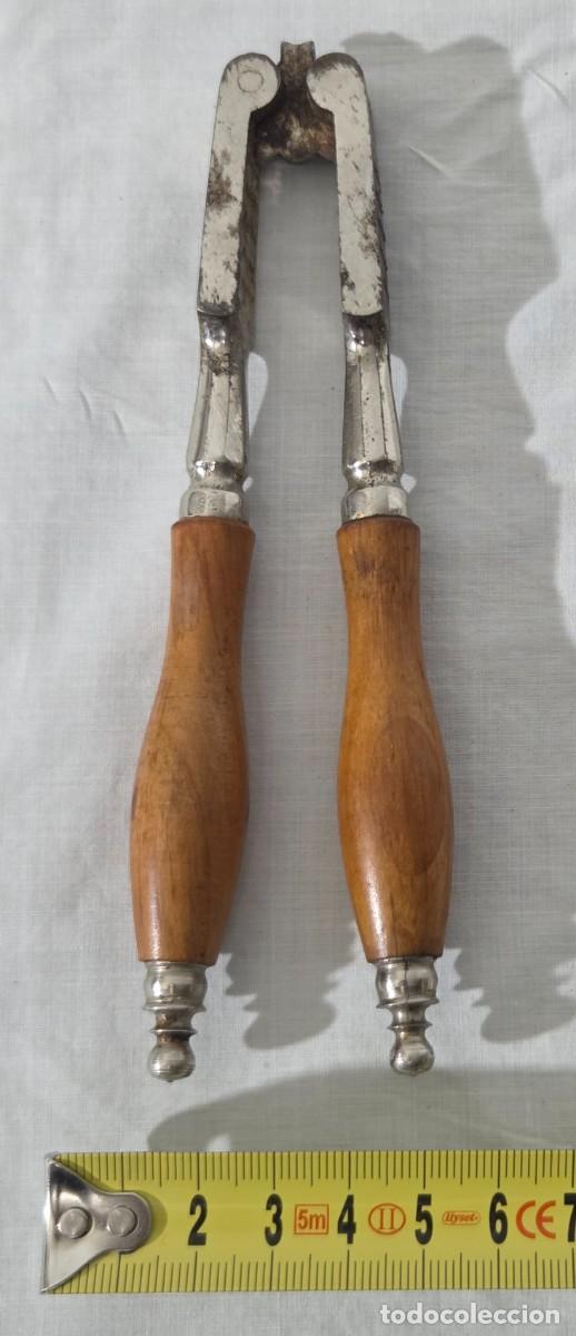 Antig&uuml;edades: Cascanueces de hierro con mango de madera - Foto 12