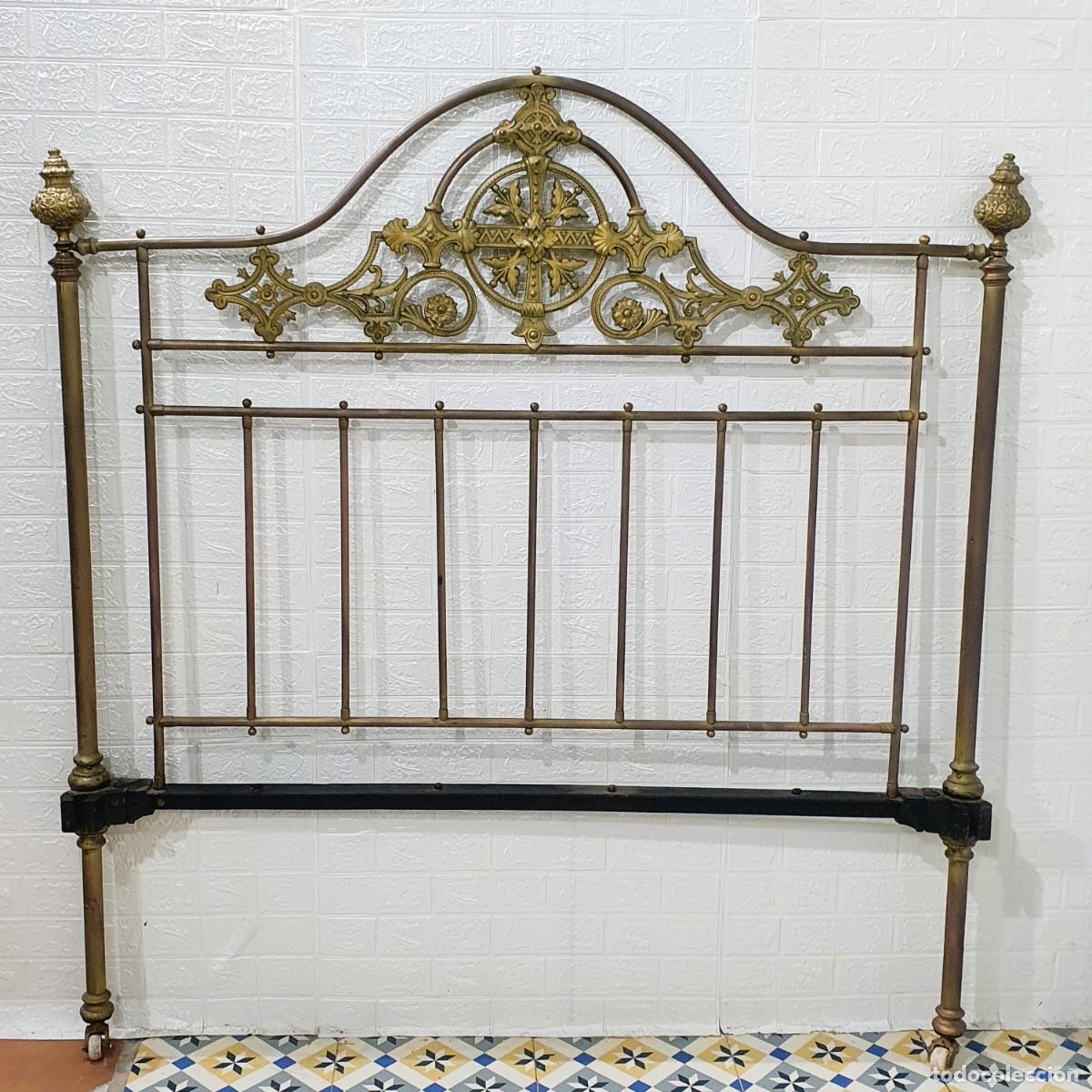Antig&uuml;edades: Antigua cama de bronce y lat&oacute;n - Foto 1