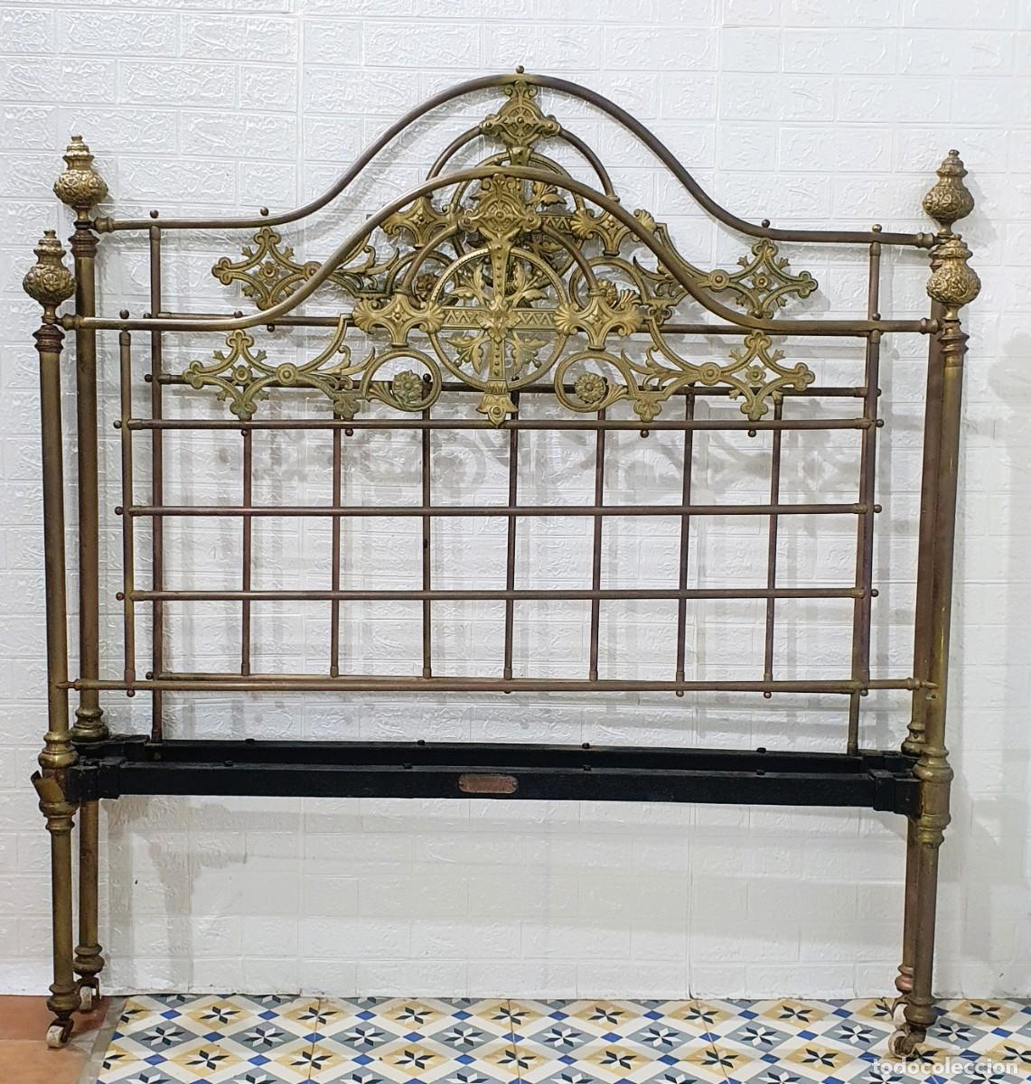 Antig&uuml;edades: Antigua cama de bronce y lat&oacute;n - Foto 2