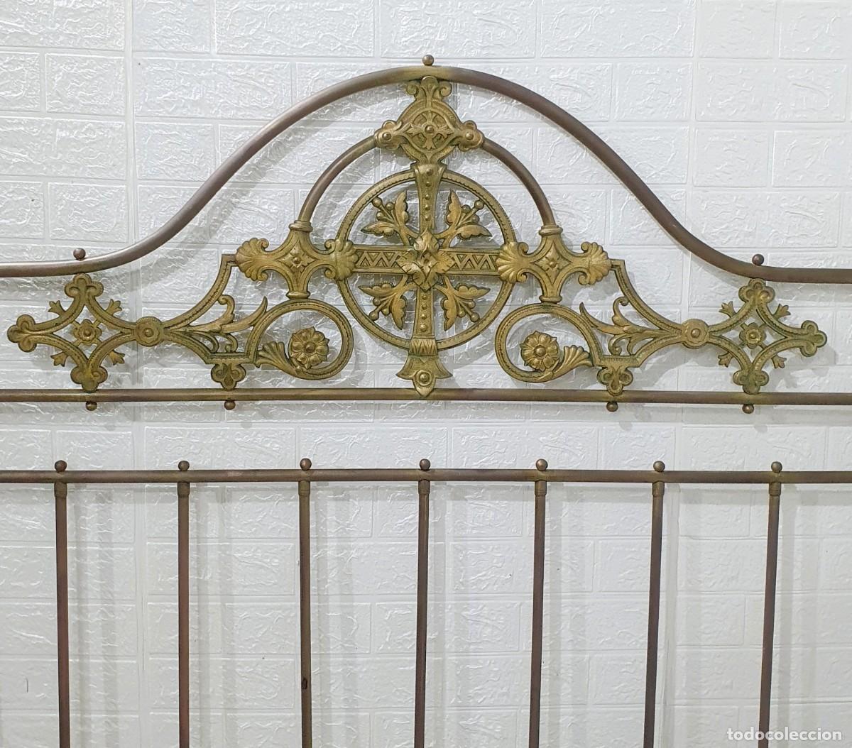 Antig&uuml;edades: Antigua cama de bronce y lat&oacute;n - Foto 3