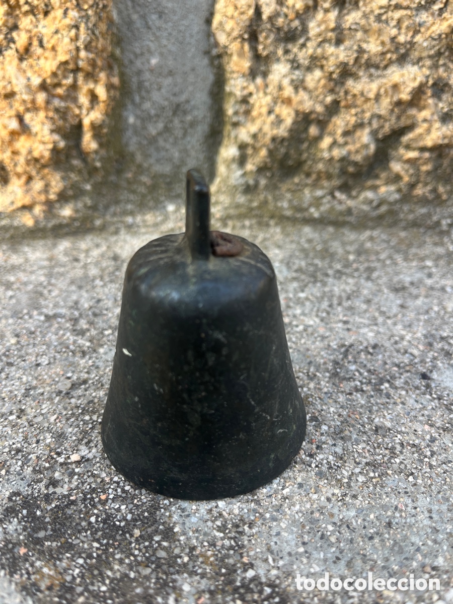 Antig&uuml;edades: Peque&ntilde;a campana de bronce. - Foto 2