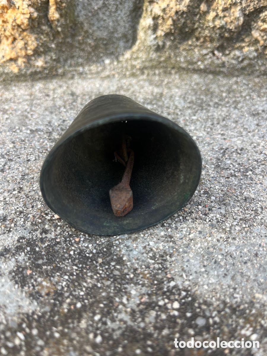 Antig&uuml;edades: Peque&ntilde;a campana de bronce. - Foto 3