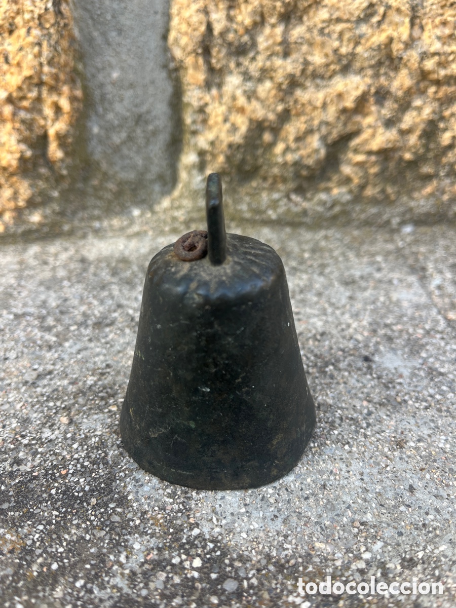 Antig&uuml;edades: Peque&ntilde;a campana de bronce. - Foto 1