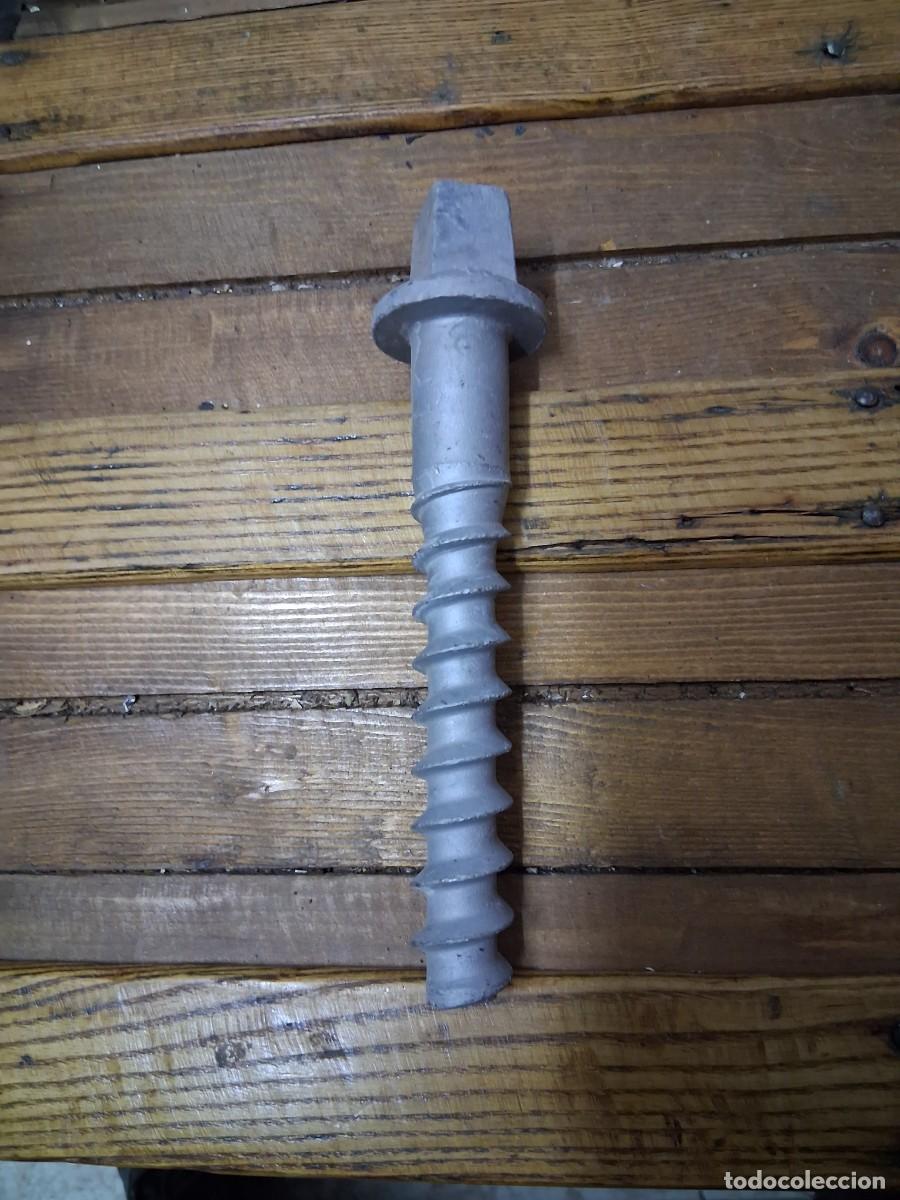 Antig&uuml;edades: Tornillo del a&ntilde;o 22 2022? tren ferrocarril - Foto 1