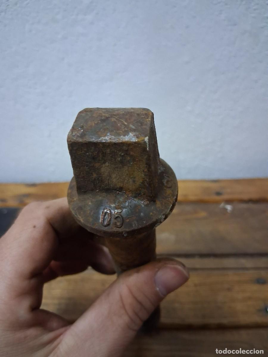 Antig&uuml;edades: Tornillo del a&ntilde;o 05 2025? tren ferrocarril RN - Foto 2
