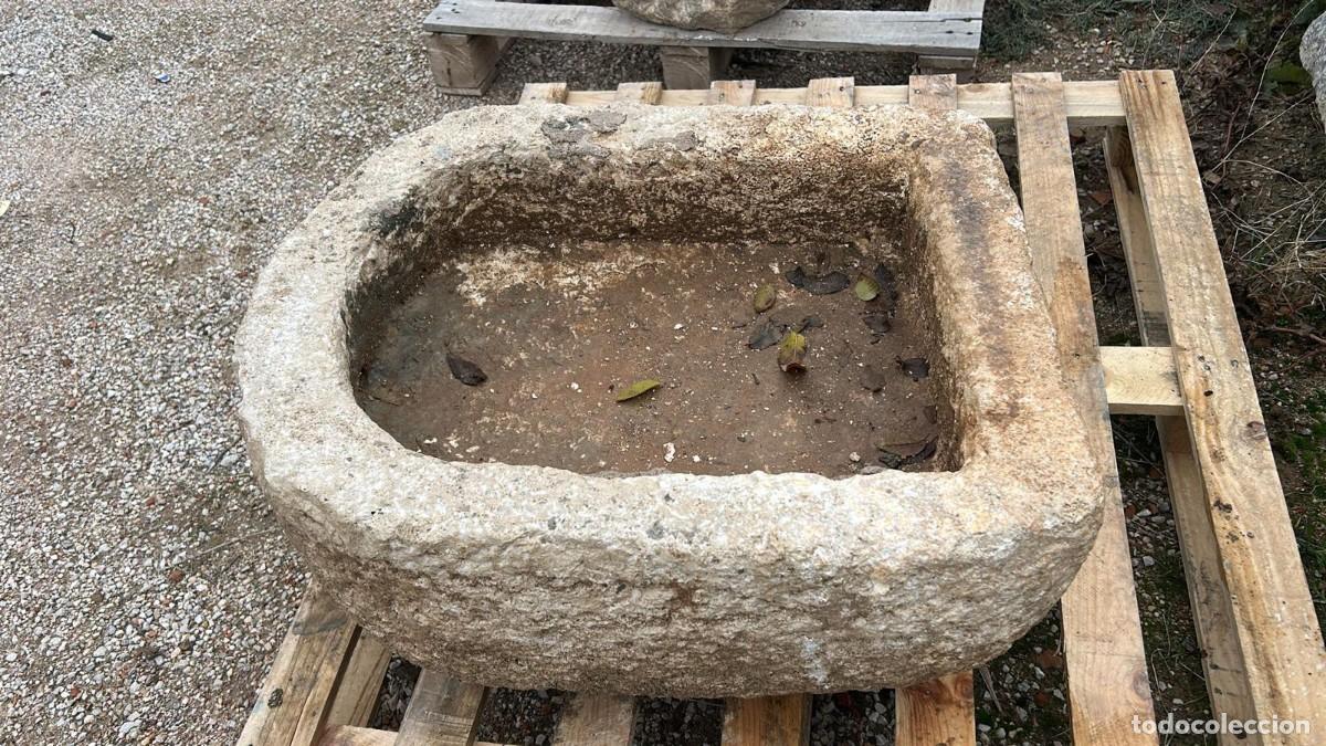 Antig&uuml;edades: PILA DE PIEDRA IDEAL PARA FUENTE CON DESAG&Uuml;E DE BORDE EN ARCO DE MEDI PUNTO Y LATERAL OPUESTO CUADRA