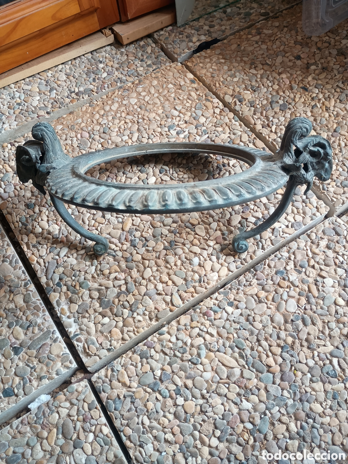 Antig&uuml;edades: Bas&eacute; bronce jarr&oacute;n o l&aacute;mpara florero - Foto 1