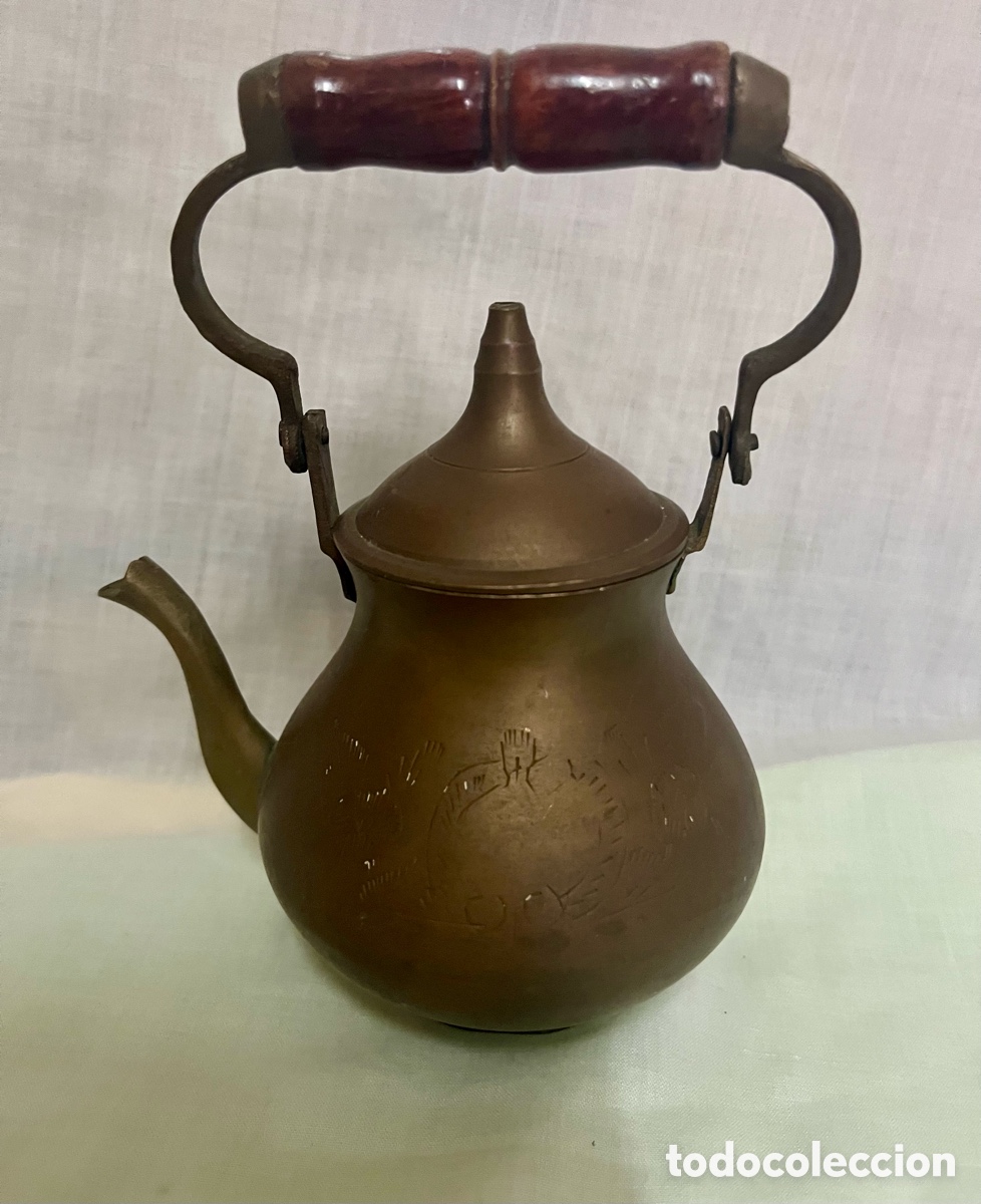 Antig&uuml;edades: ANTIGUA TETERA DE BRONCE CON MANGO MADERA - Foto 3