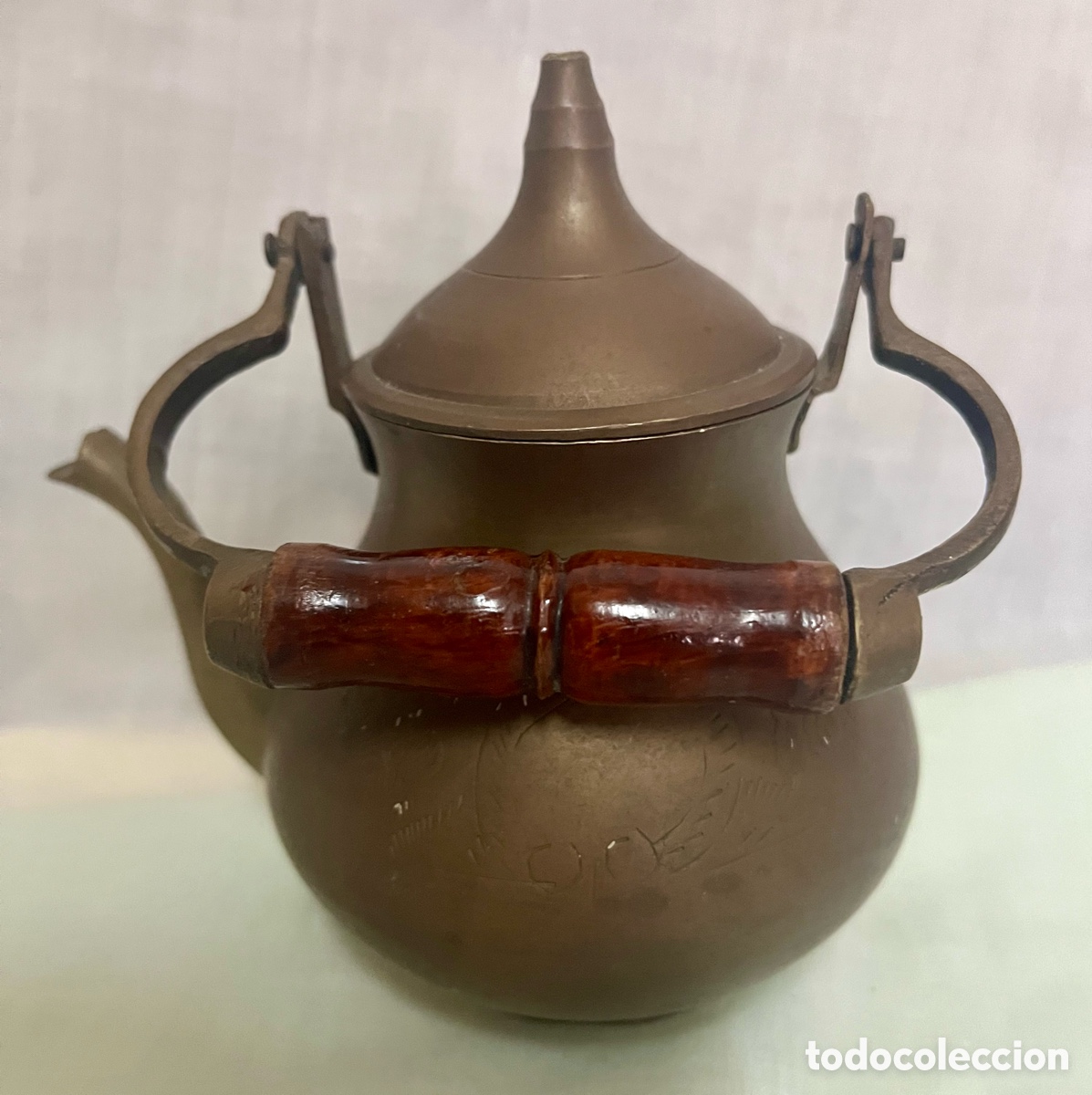 Antig&uuml;edades: ANTIGUA TETERA DE BRONCE CON MANGO MADERA - Foto 4