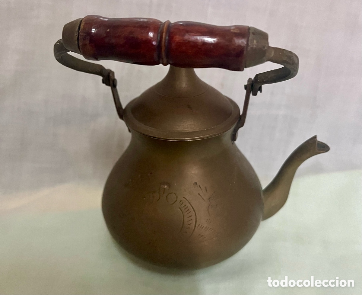Antig&uuml;edades: ANTIGUA TETERA DE BRONCE CON MANGO MADERA - Foto 6