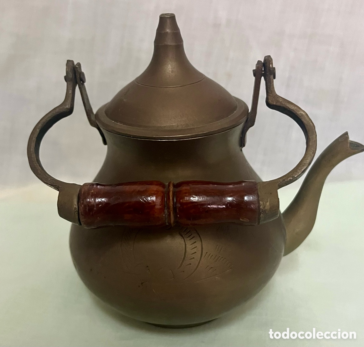 Antig&uuml;edades: ANTIGUA TETERA DE BRONCE CON MANGO MADERA - Foto 1