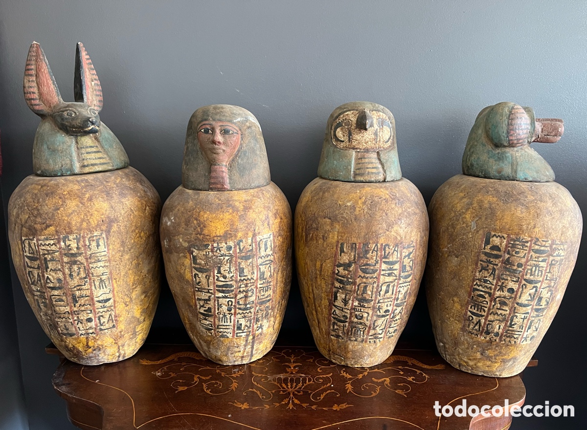 Antig&uuml;edades: Vasos Canopes de madera policromada - Foto 1