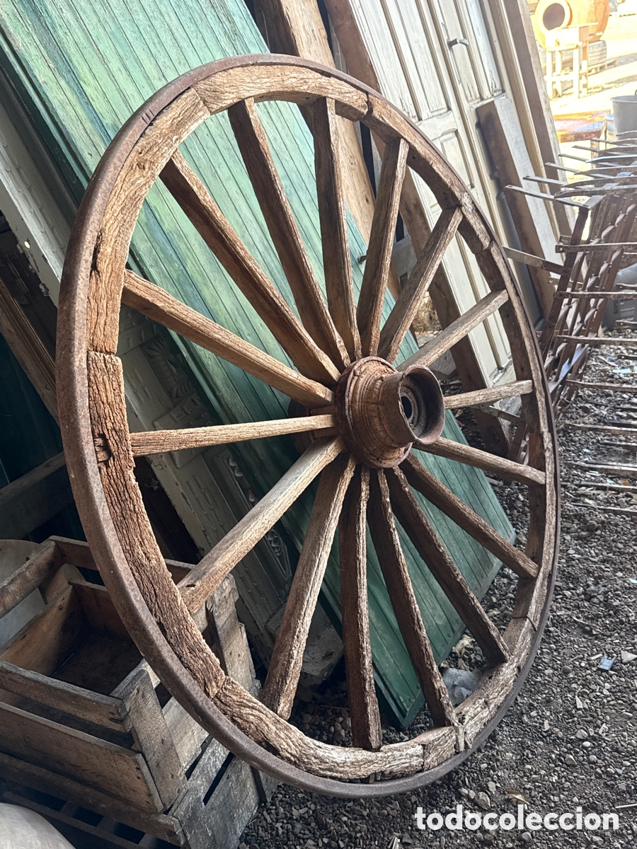 Antiquit&eacute;s: Rueda de carro antigua
