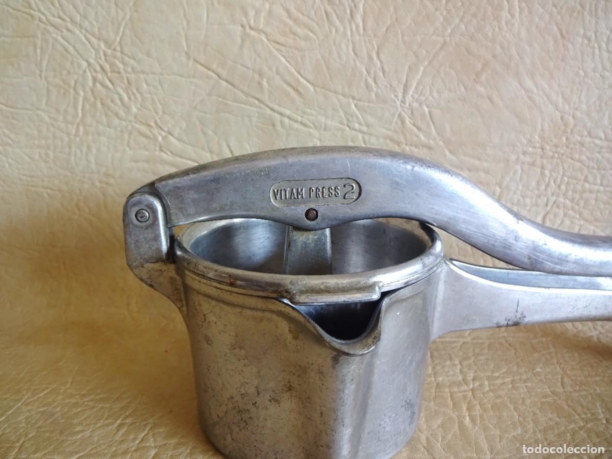 Antig&uuml;edades: antiguo exprimidor de aluminio vitam press 2 - Foto 2