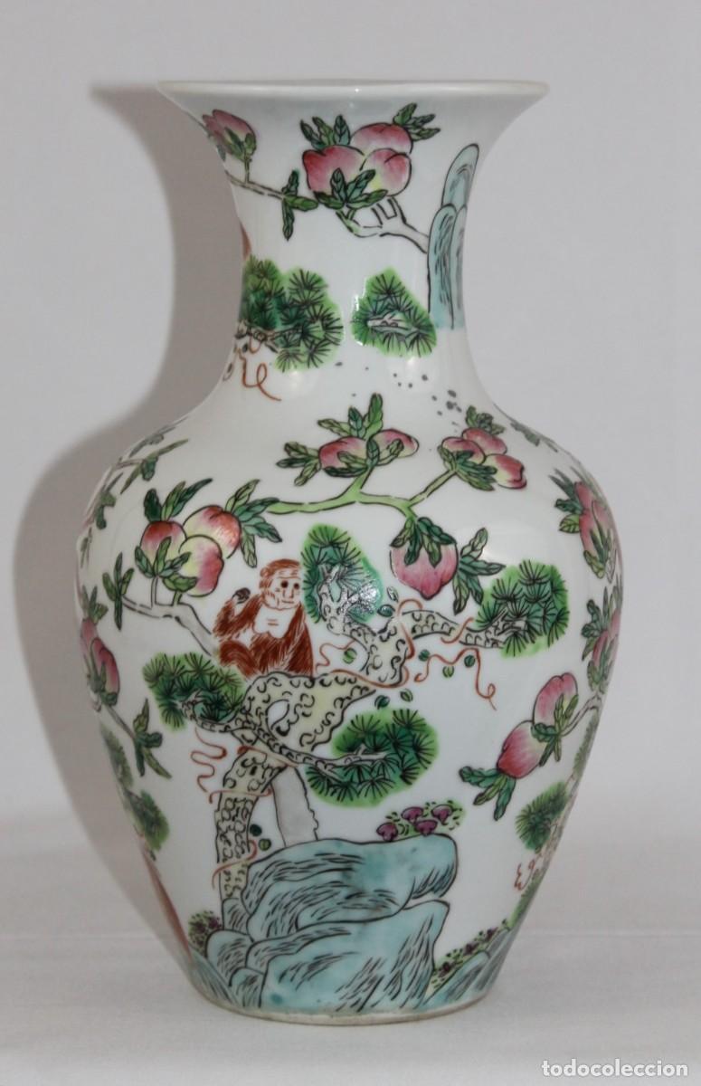 Antigüedades: Jarrón de porcelana china decorado con melocotones y monos. Sellado en la base